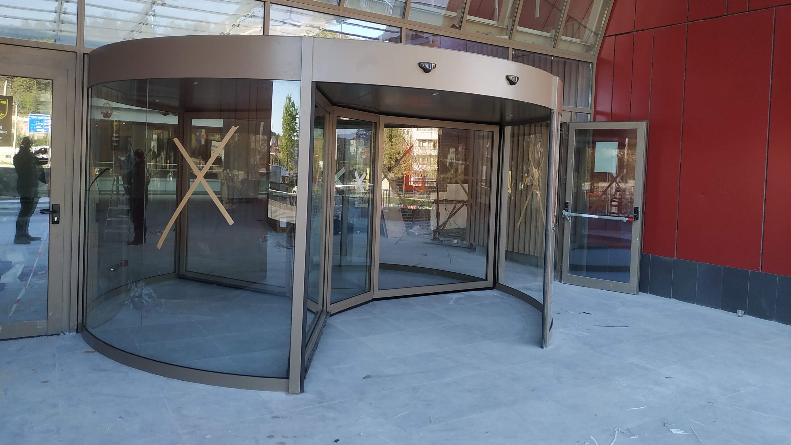 KastaMall AVM Döner Vitrinli Kapısı